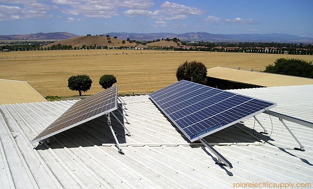 锋利的太阳能电池板系统的金属屋顶瓷砖Trac