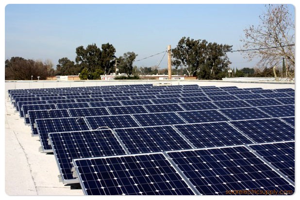 平屋顶安装夏普太阳能系统在斯托克顿，CA