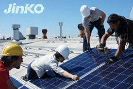 晶科太阳能承包商在商业建筑上安装太阳能板
