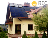 黑色n峰REC太阳能电池板系统安装在屋顶
