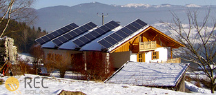 REC屋顶安装的太阳能电池板系统，有雪